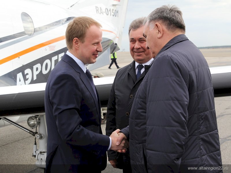 Виктора Томенко встречают в Барнауле председатель АКЗС Александр Романенко и первый замгубернатора Александр Лукьянов