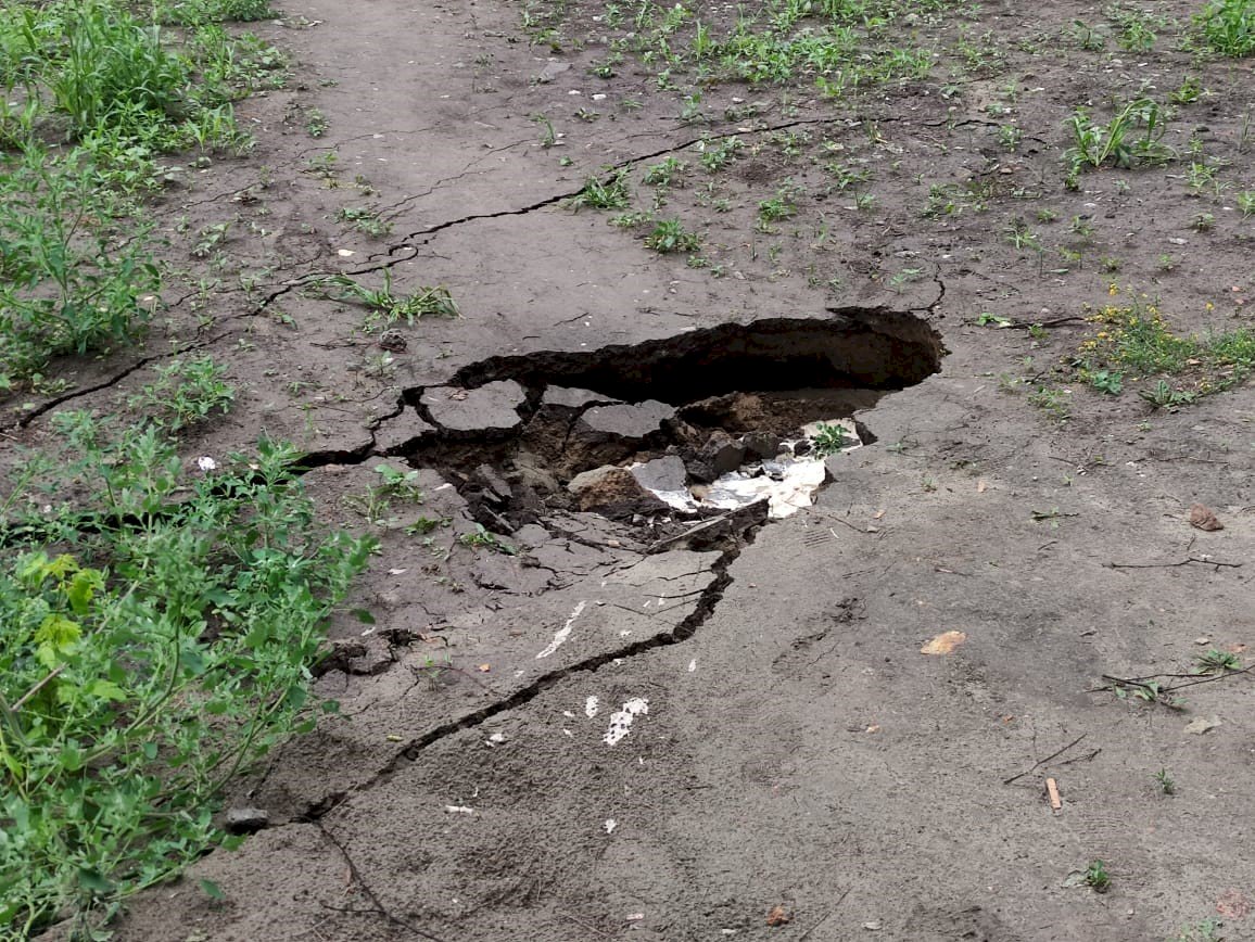 Провал асфальта на Павловском тракте в Барнауле 27 июня 2022 года. Фото: Екатерина Смолихина / amic.ru