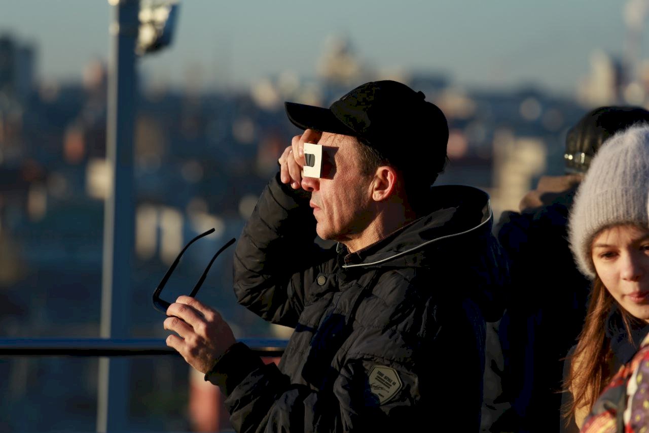 Наблюдать. Полное солнечное затмение в алтайском крае. Солнечное затмение в алтайском крае. Исследовательская работа солнечные затмения. Частичное солнечное затмение.