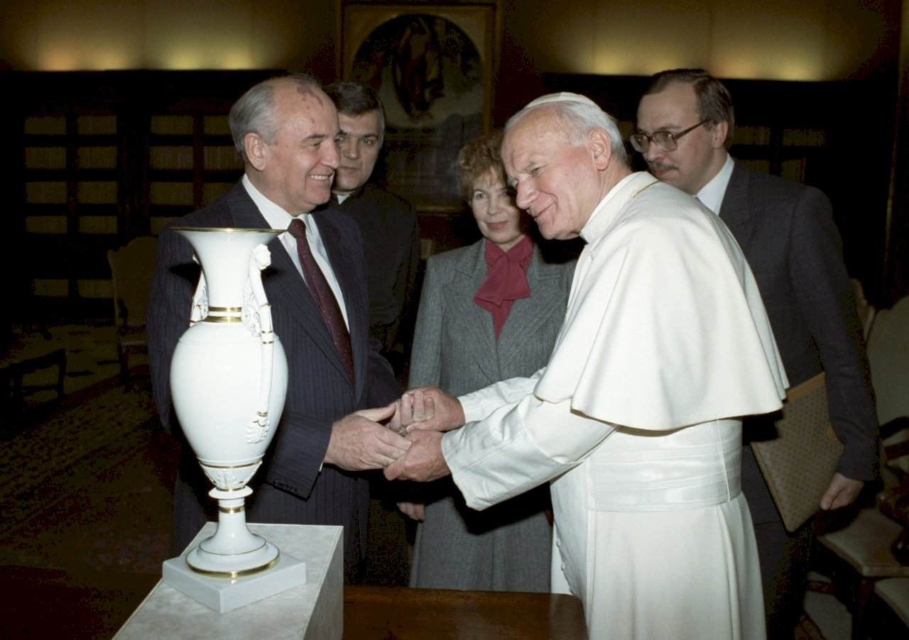 Папа римский Иоанн Павел II, генеральный секретарь ЦК КПСС, президент СССР Михаил Сергеевич
