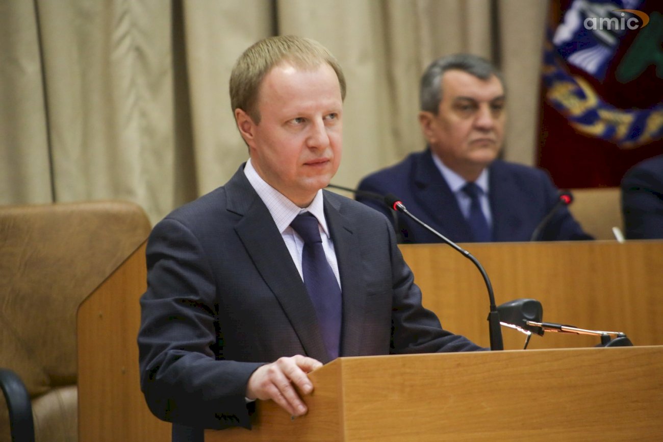 Полпред в СФО Сергей Меняйло внимательно слушает первую речь врио главы региона