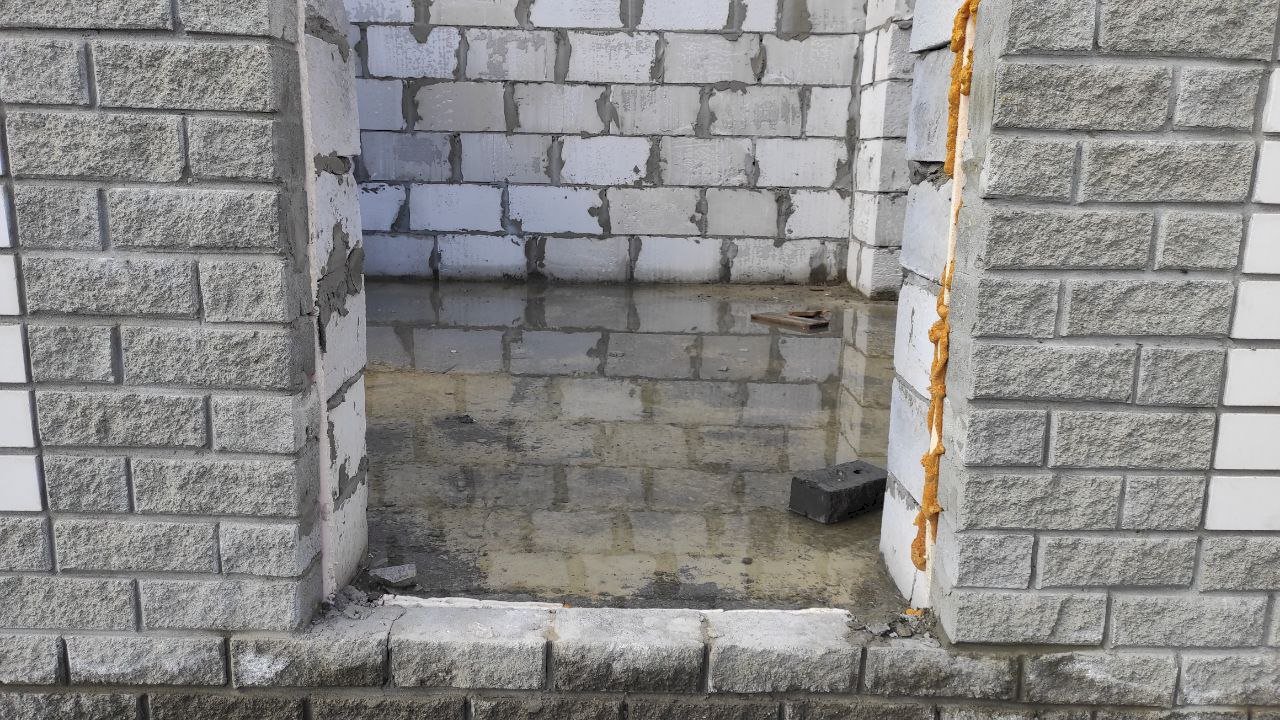 Летом в недостроенных домах стояла вода