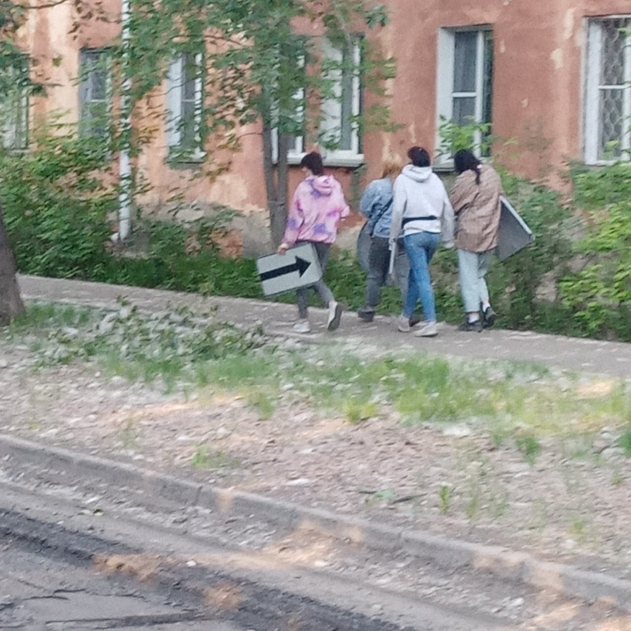 Кража в ресторане. Проект на тему воровство. Человек ворует. Украл и не заметили. Украл и не заметили.