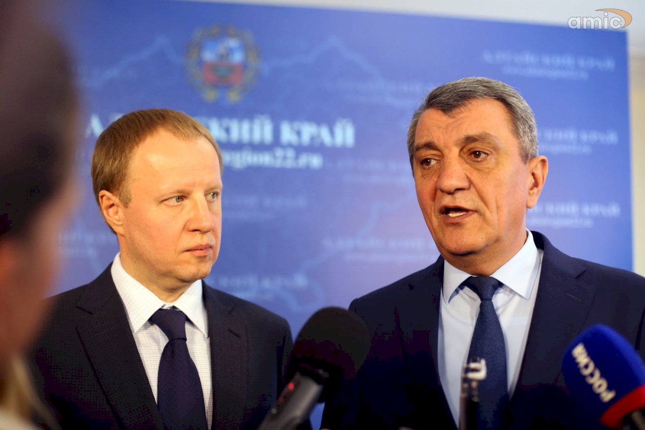 Первый пресс-подход Виктора Томенко - в сопровождении полпреда Сергея Меняйло